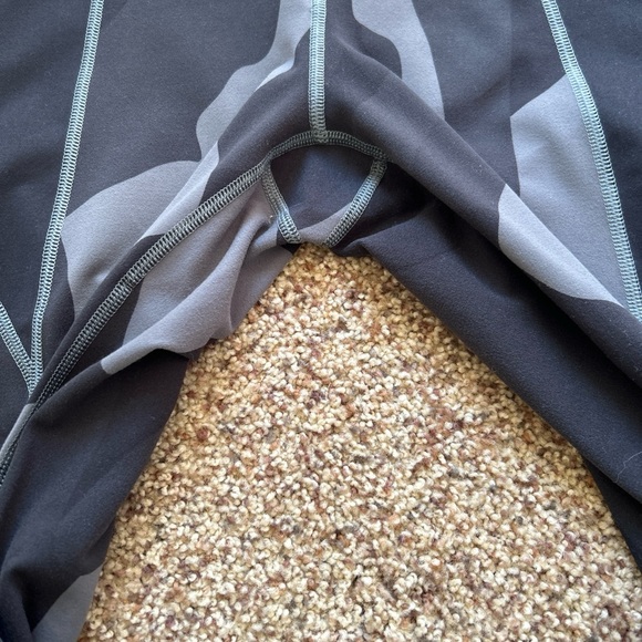 Under Armour women’s heat gear, midrise/fitted black/gray camo leggings - Picture 3 of 6